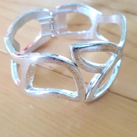 Vintage silver bangle costume jewelry bracelet - Picture 3 of 8